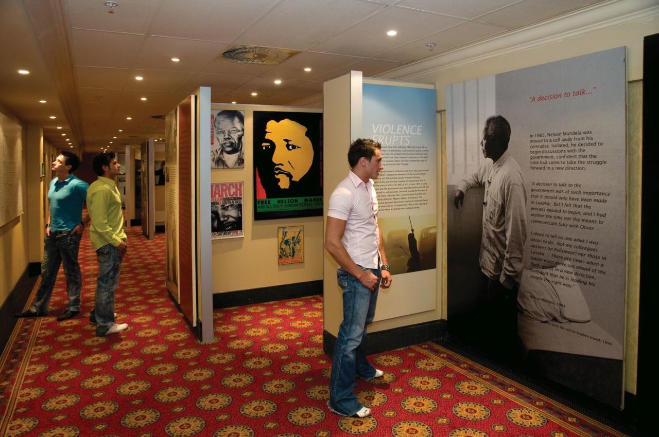 Peermont Metcourt Suites At Emperors Palace Kempton Park Esterno foto