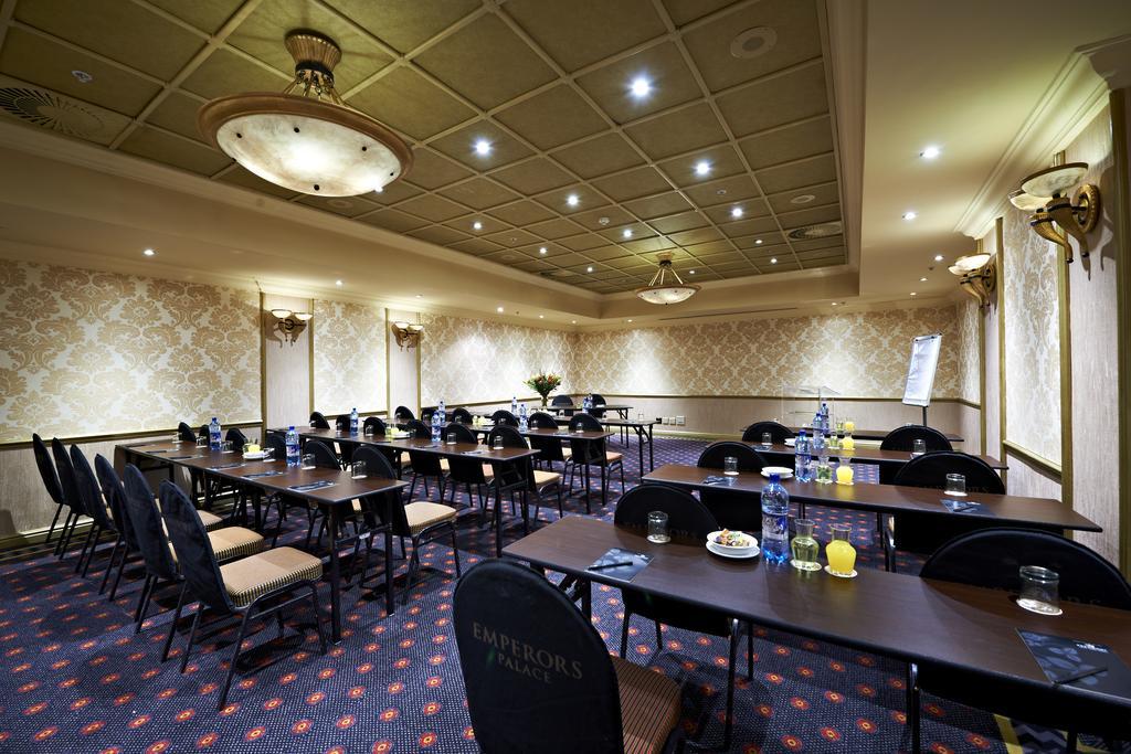 Peermont Metcourt Suites At Emperors Palace Kempton Park Esterno foto